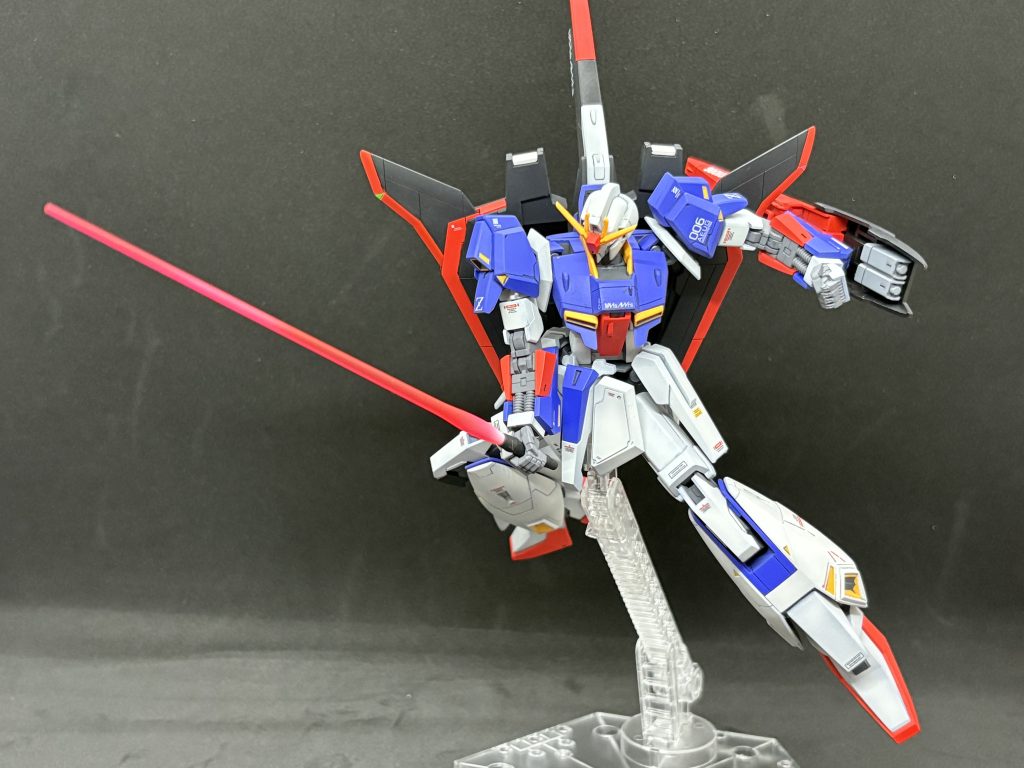 ビーム刃、メインカメラ、ツインアイ、スコープ、新たに設置した航行灯等は蛍光塗料で塗装してます。