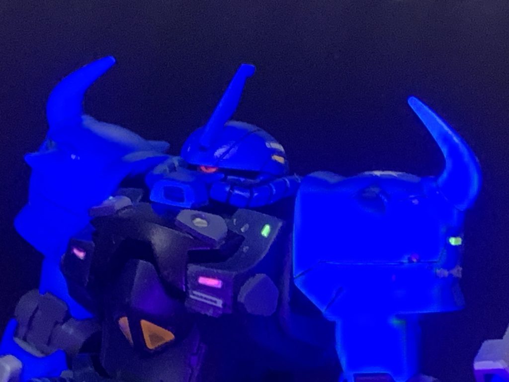 定番の目つきワルく改修。UVライトを照射しモノアイを光らせてみました。