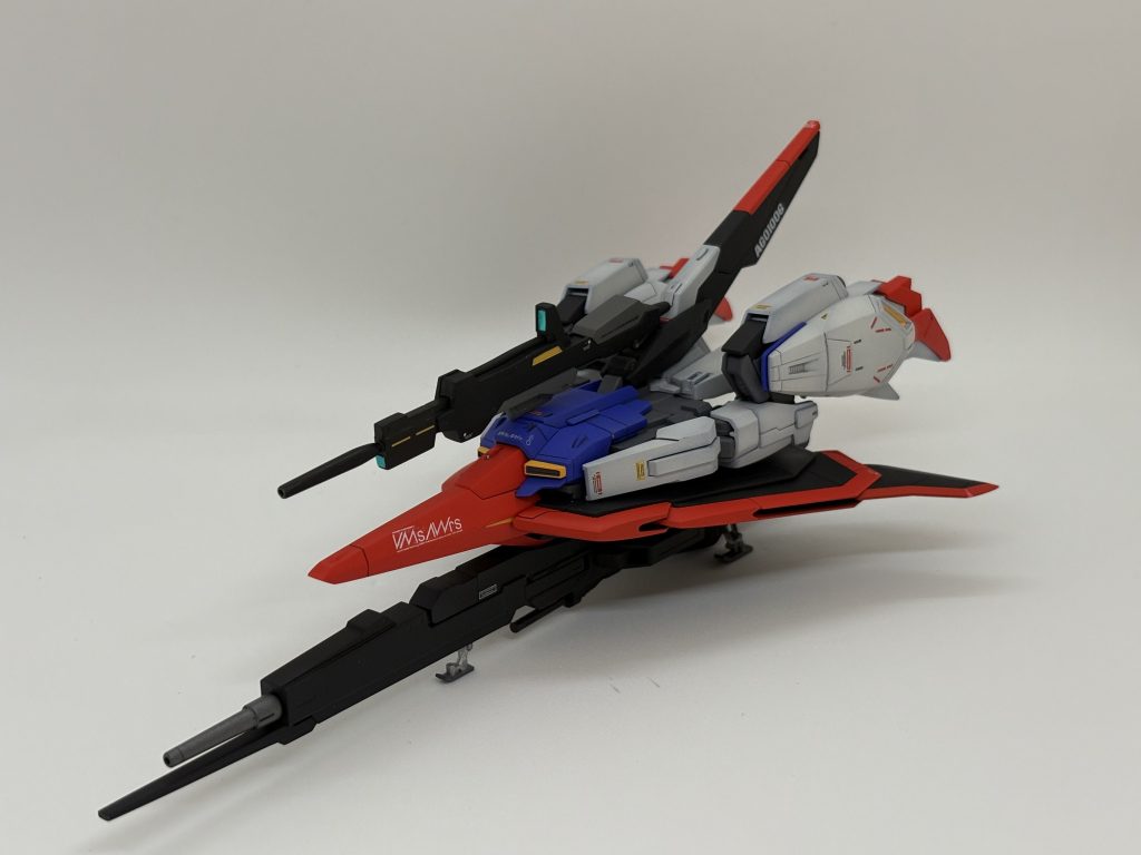 ウェーブライダーに変形させた時の為にウイングバインダーの両翼端に航行灯を設置。航空機の航行灯は国際法で左側が、赤