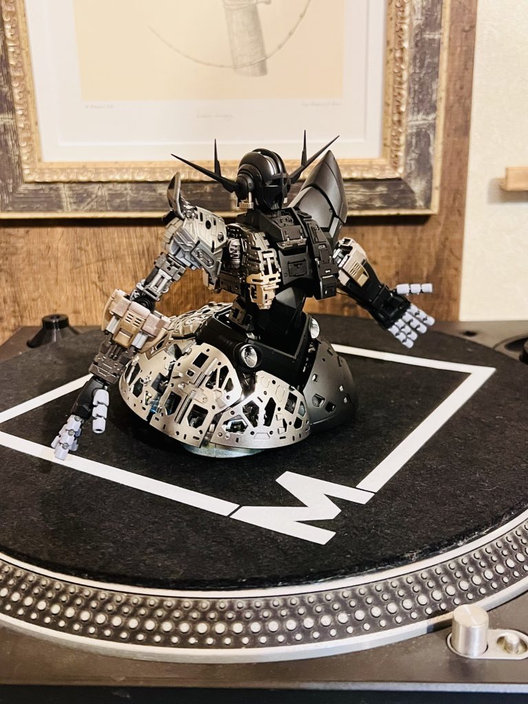 黒サフ段階で仮組。カラーリングをこの時点から考えていきました。