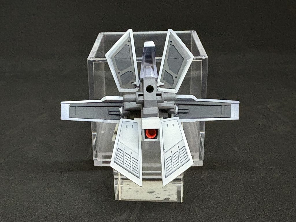 腰のアーマー裏はリアアーマーだけ別パーツで塞がれてるのでフロントとサイドはそれっぽくディテール追加しておきました。