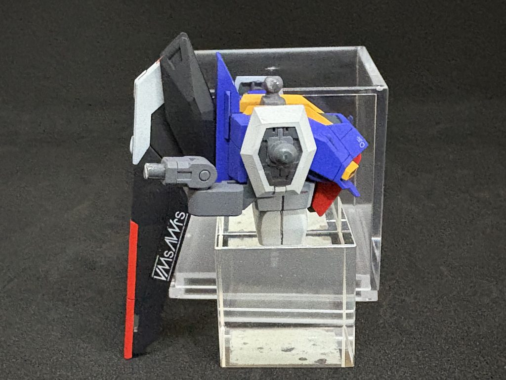 ウイングバインダーは横のロール軸だけなので、縦のロール軸も追加してあります。スタビライザーには機尾灯も追加してあります。