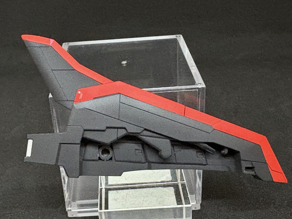 ウイングバインダーの内側はMS状態でも結構見えてしまうので、変形に干渉しないように塞いでいます。赤い部分色分けされておらず合わせ目も出てしまうので、後ハメ加工して合わせ目消し、塗装後に組み立て出来るようにしてあります。