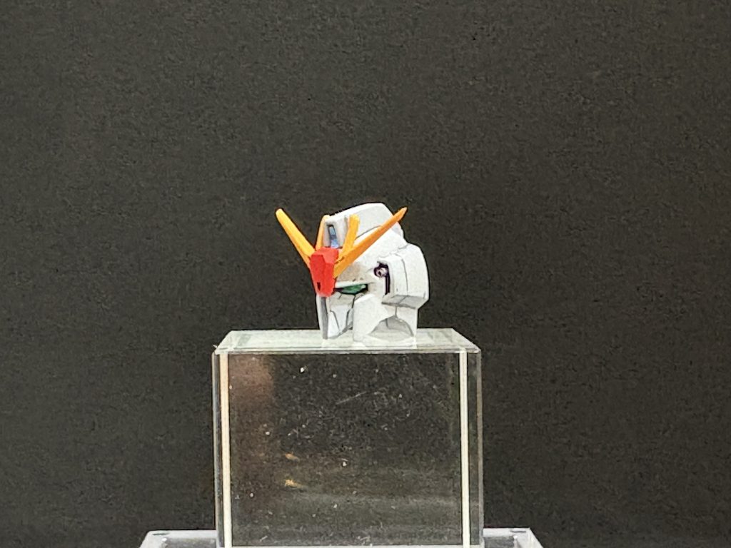 マスク部分をシャープ&小型化して、取付け軸を一度切り離し、後方に0.5mm上方に0.3mm取付け位置を変更、少し顎を引きぎみに取付け軸と接着してます。アンテナは針状ではなくて先端を斜めにカットする形でシャープ可。バルカンはハイキューパーツさんのガンマズルショートにしてます。