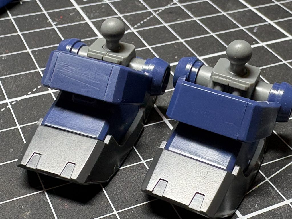 脚部足首の合わせ目はモールド化することで対応してます。それに合わせて反対側に新規でモールドを彫っています。またそれ以外にも