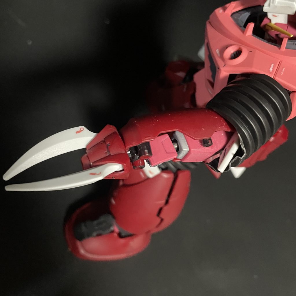 爪も赤いガンダム仕様でガングリップ型にしたアダプタを持たせて挟み込みガンとして持たせることで引っ掛かりができてスッポ抜けしなくなります少しの隙間はチョバムアーマーとして許容内部ピンを削ればピッタリしそうだが取り外し性を考えてあえてこのまま