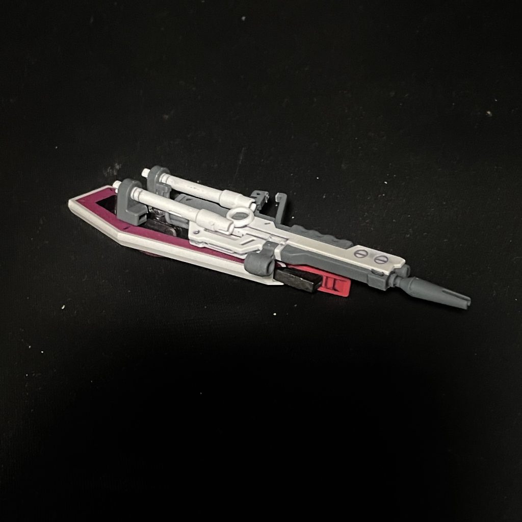 まず本体内に収納出来なくどう処理しても邪魔になる武装類は一つにまとめて