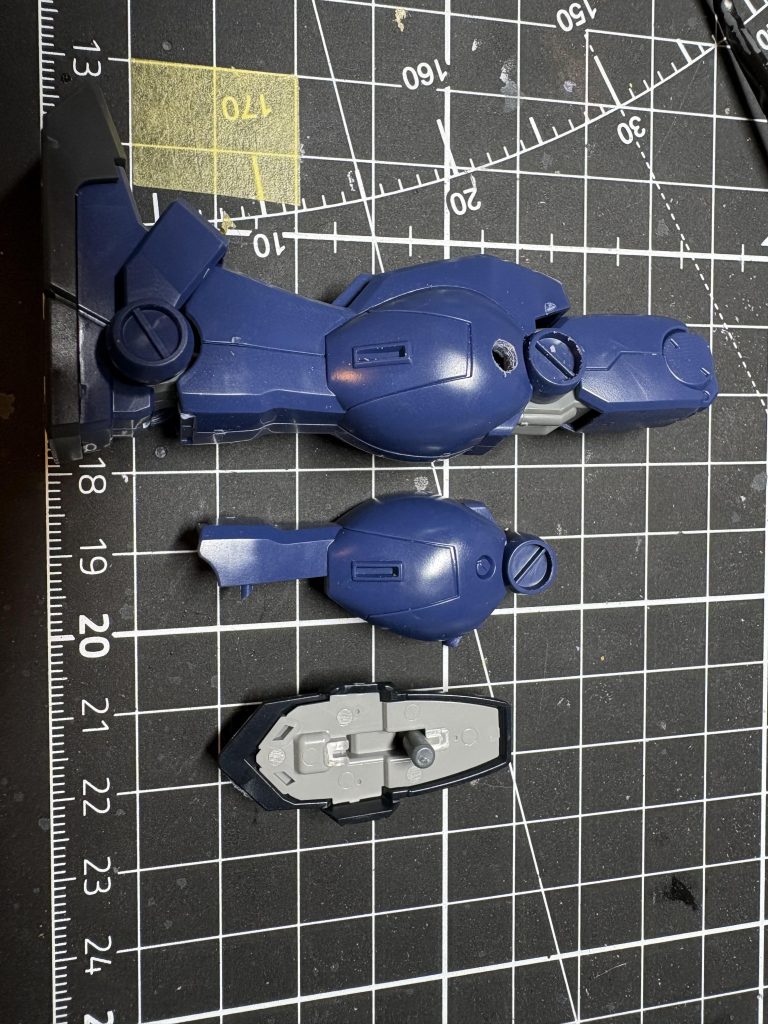 脚部のスラスターはちょうどいい位置に丸モールドがあったのでそこに3mmの穴を開けて、ボールデンアームアームズのジョイントを加工して取り付けてます。また、個人的な好みで太ももは左右逆にしてます。