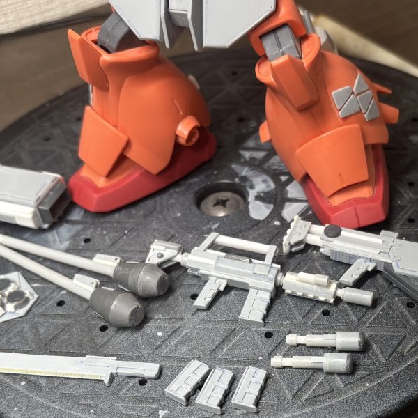 我が敬愛する老眼卿氏からバトンを頂き、至極光栄なお言葉も頂けたので、前回バトンは間違えたような気もするのですが今回は武装スクラッチについて記述したいと思います。【リレー順】「バレーボールおじさん」氏を先頭に、「ニャア軍曹」氏「さーしースー」氏「ヨッチャKID」氏「ASUR」氏「meg-ocero」氏「さめ」氏「ミズカともかさ」氏「Sont@」氏「MSV-K」氏「mototti」氏「ろぶやん」氏「ape100」氏「TOMSIM」氏「おやプラ」氏「SC30」氏「猩々(しょうじょう)」氏「Hiro0079」氏「アツボー」氏、今回「復讐の老眼卿 -Rōgankyō- 」氏反響が多かったバーニアなどの組み合わせで作るシュツルムファウストについてです。※汚い絵と文字で申し訳ございません。材料Iチップ台形-waveコトブキヤバーニア3.2mm/4.2mmプラパイプ2mmプラ棒1mmプラ角棒0.5mmプラ板どれも一般的なご家庭にある材料ですので、残り物でできますね。写真の手書き通りなトーンで組み合わせて作っています。コツは必要な本数分材料を切り出して、サイズを合わせること。※4.2mmプラパイプ書き忘れ特にプラパイプの切り出しはパイプカッターで同じ長さで切り出すのは難しいので、切り出してから削って揃えましょう。武装のスクラッチは基本こんなトーンで、プラパイプの口径違いを重ねて銃口にして、0.3/0.5/1mmプラ板を組み合わせで作っています。皆さんの独自のシュツルムファウストが量産され、実弾兵器だらけになったら嬉しいです。いつか実体弾系の銃のスクラッチも記述してみたいですね。少しでも皆さんの参考になれば嬉しい限りです。(3枚目)