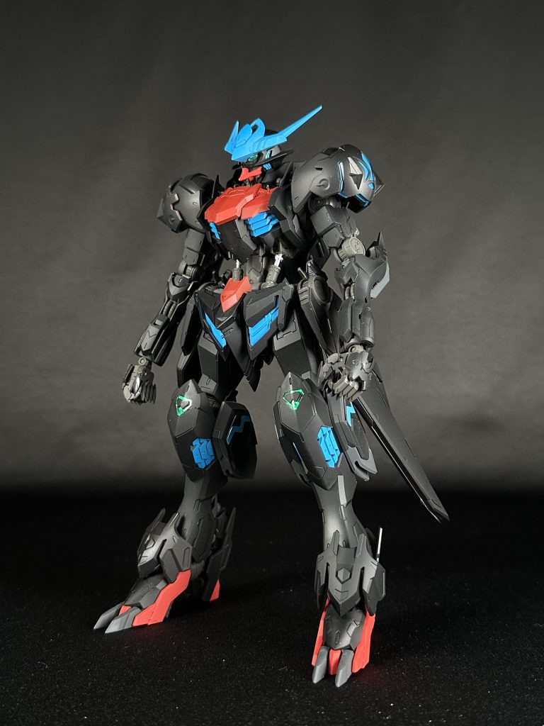 前身全体的に黒が主なカラーリングになっており、一部は蛍光ブルーになっています。なので…