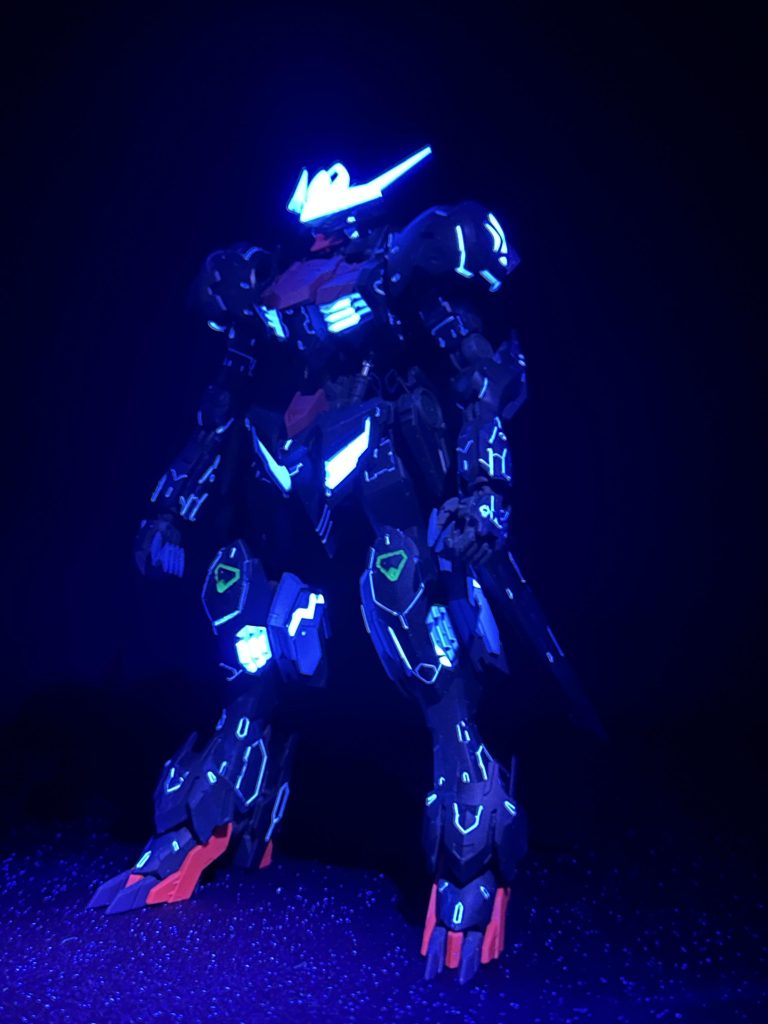 ブラックライトを当てると光るようになっています。スミ入れもしているので至る所に光る箇所があり、印象が変わります。