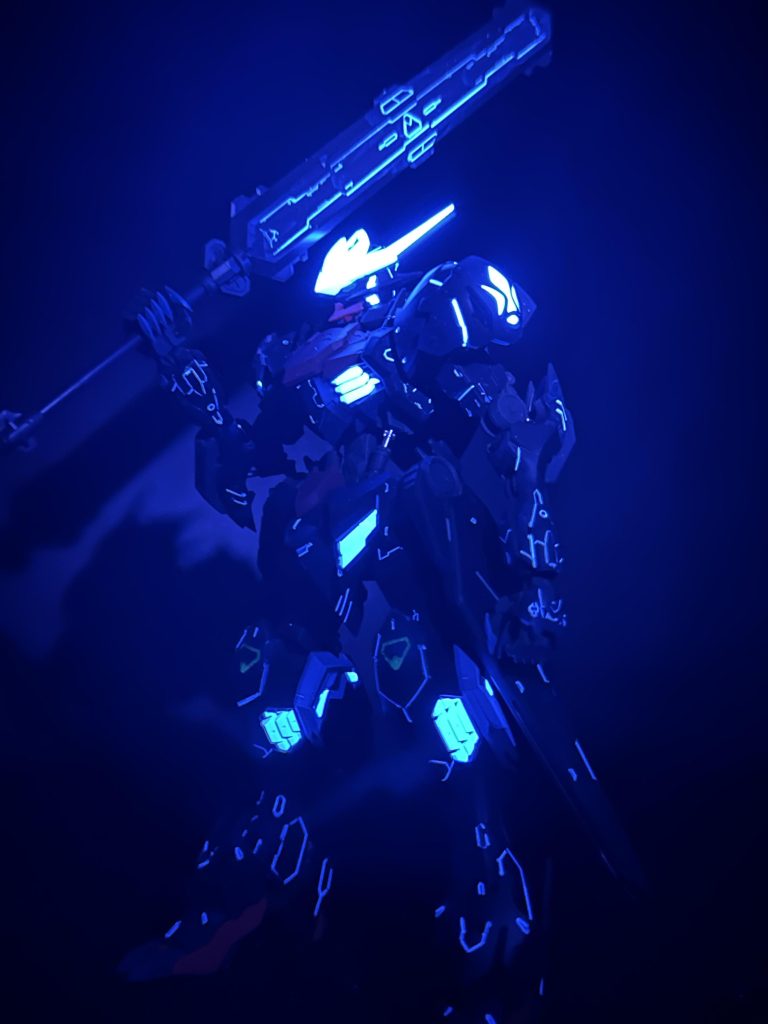 武器にも蛍光ブルーでスミ入れしました