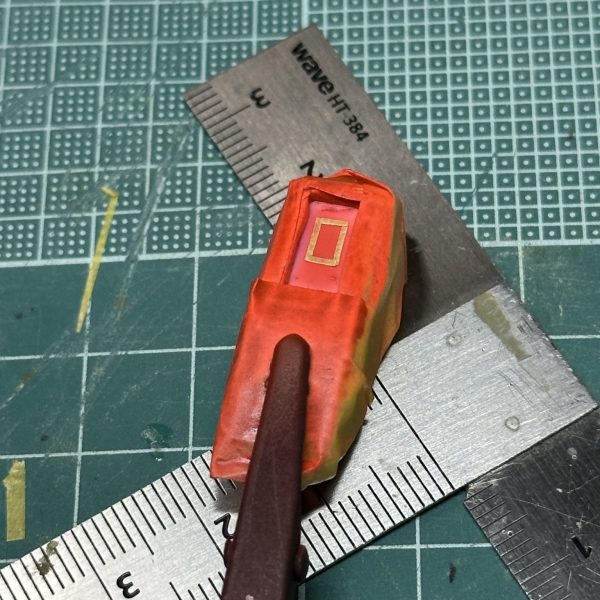 2026年初のガンプラ作品として制作中のシュバルゼッテを、ガンダムフレーム化させます。下半身は元々ガンダムフレームと似たようなデザインなので胴体を取り付けるための加工だけで済ませてます。腕はバルバトス第一形態とシュバルゼッテの腕を改造したもの。特徴の一つであるシールの部分は持ってなかったので塗装してます（2枚目）