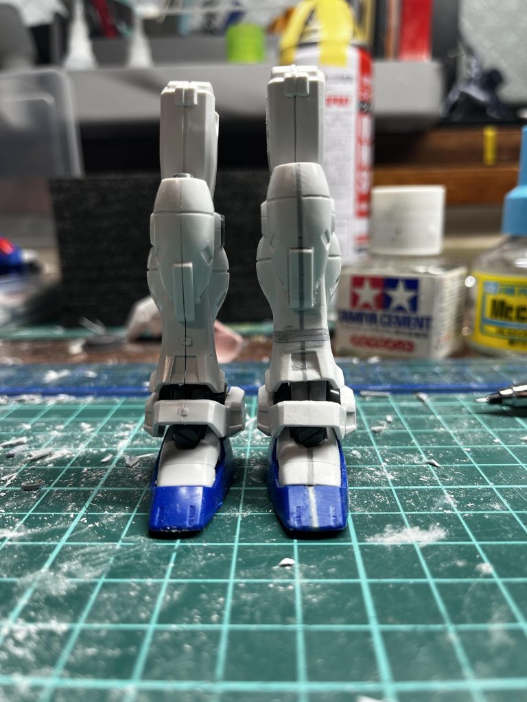 太ももは5ミリ。膝、脛は8ミリ。靴は10ミリ幅を広げて、脛でカットして16ミリ延長しました。