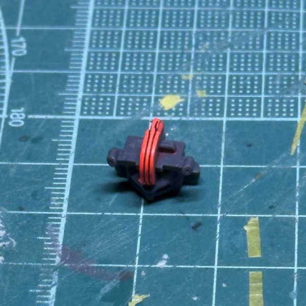 2026年初のガンプラ作品として制作中のシュバルゼッテを、ガンダムフレーム化させます。下半身は元々ガンダムフレームと似たようなデザインなので胴体を取り付けるための加工だけで済ませてます。腕はバルバトス第一形態とシュバルゼッテの腕を改造したもの。特徴の一つであるシールの部分は持ってなかったので塗装してます（3枚目）