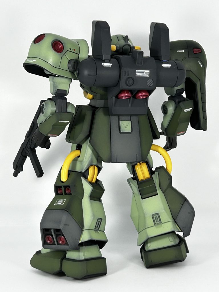 「ホビー」なだけあって、武器がついてなかったので、余ってるヤツを持たせました😃本当は右手に持たせたかったのですが、肝心の右の握り手が使い切っていた為、泣く泣く左手に持たせてます🤣