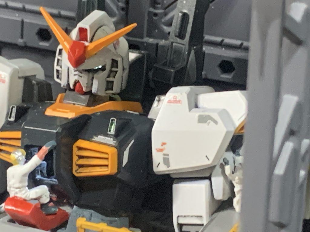 胸部周りのアップ。整備士さん達の仕事風景です。