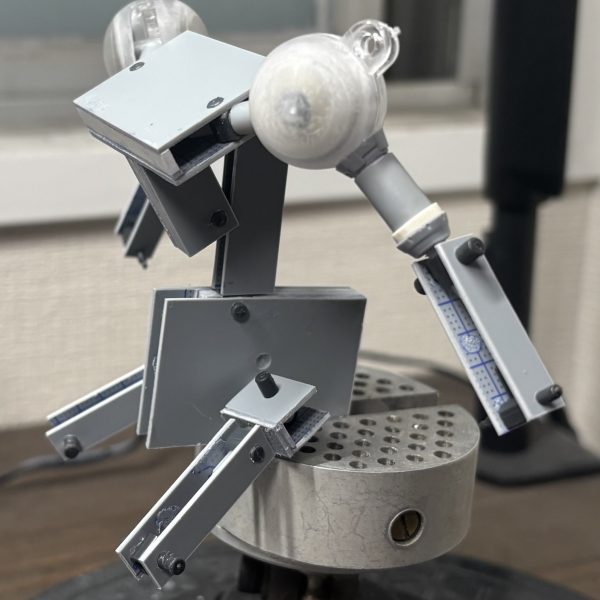 これはキケロガでは…ございません！とりあえずスケルトンを作って各パーツ被せていく寸法。脚を逆関節か、脛なしの足首から下が大型化したものにするか悩みます…。今の所諸々可動域は悪くないけど、どこまで殺すか…というかそんな稼働要らんのよなこやつ。（2枚目）