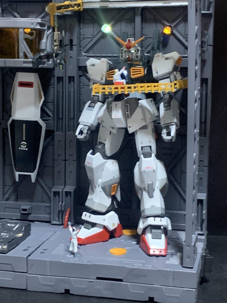 こうしてみるとモビルスーツのデカさを感じます。