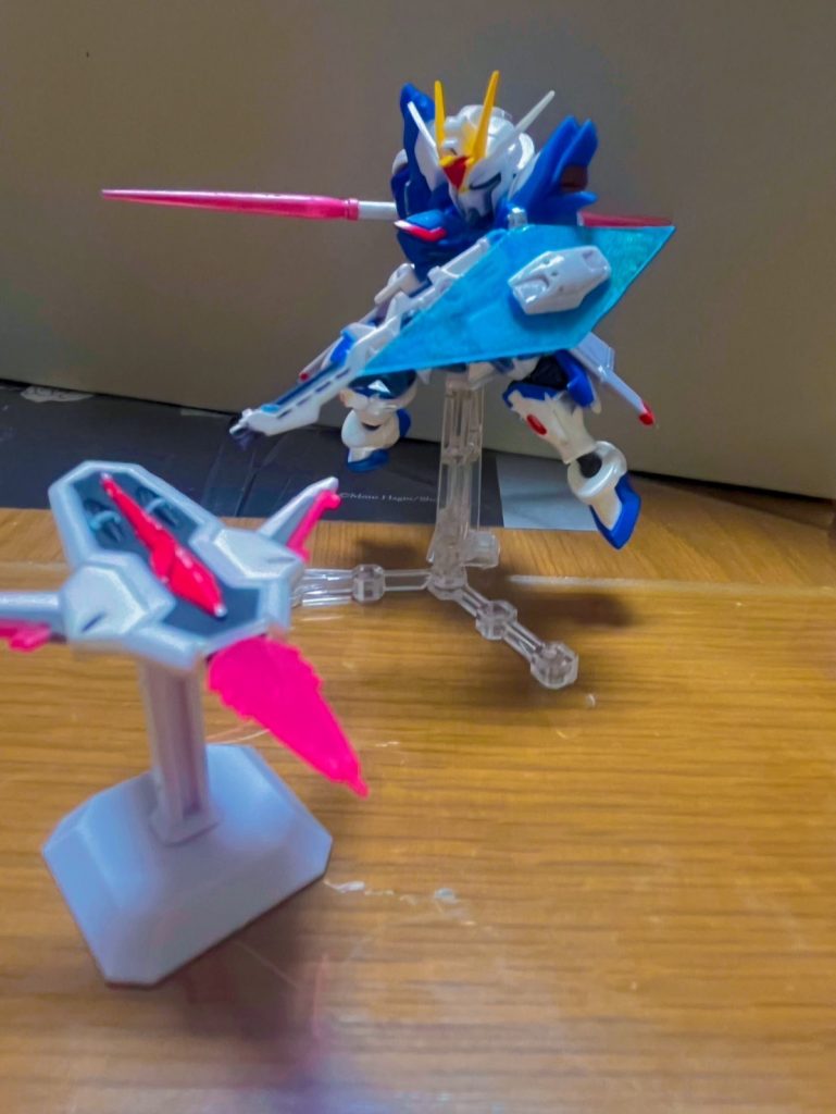 本体のビームシールドの展開は勿論可能！ビットで更に防御力を上げています！ちなみに本体とバックパックはエンジンが別々になっており、ビットの充電は主にバックパックの方で行っていて、オーバーヒート対策はバッチリです！