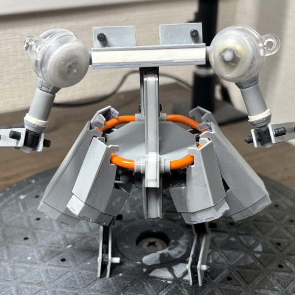 下半身のアーマー件スラスターを装着できました。とりあえず、上半身にとりかかっていきますかねー。（3枚目）