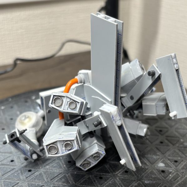 下半身のアーマー件スラスターを装着できました。とりあえず、上半身にとりかかっていきますかねー。（4枚目）