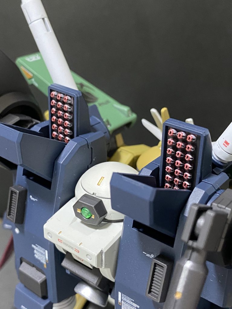 ミサイルポッド塗り分けパッケージ等を参考にポージングして遊んでみました。当初、武器持たせる想定をしておらず、重さに耐えられる関節になってない…そして、こんなに盛っててアレだが、トレーナー形態が一番好き説まで有る笑 ガキん頃はパーツ付け替えたりが精一杯だったけど、塗装すると格段に見映えが良くなりますな。大人になって、初の本格ミキシングでしたが、とても楽しかったです。