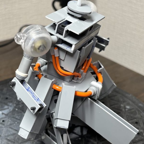 とりあえず頭部のサイズ感確認のために枠だけ付けて見ながら、下腹部を箱組。動力チューブカチカチだから怖いんですが、一旦これで胸部被せていこうかなー。（2枚目）