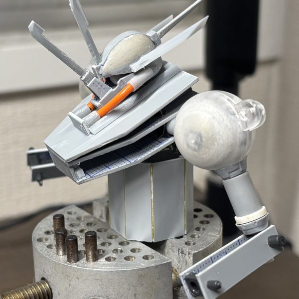 前回は愚痴ってしまったのに対し、皆さんのコメントが思ってもない量頂けて本当に嬉しい限りでした。フォロワーの方もそうではない方まで、皆さんが励ましてもらえるのでまた活力を得ました。なんとか自分の思う造形を創り上げていきたいと思います。上半身の構造が気に食わない…下半身の構造も改善が必要…となったので思い切って腕以外上半身作り直しました。うん…とてつもなくやりやすい構造になった。やはり頭から作らないと私はうまくできないことがわかりました。あと元の上半身もサイズ感や諸々参考になったので無駄にはならんかった。というわけで少しリブートしてある程度上半身をパキパキ作ってから、下半身を作ろうと思います。(2枚目)