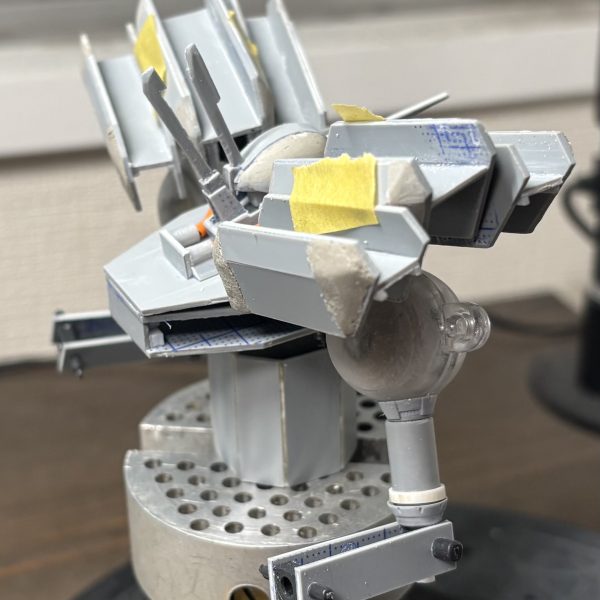 独特な形状のショルダーをAOZ的な形というかミリタリーなテイストで再現していこうと四苦八苦しております。肩にはスラスターを付けるのではない想定のためちょっとしたギミックを仕込みたいのですがまずどんどこ外装をこさえないと。（2枚目）