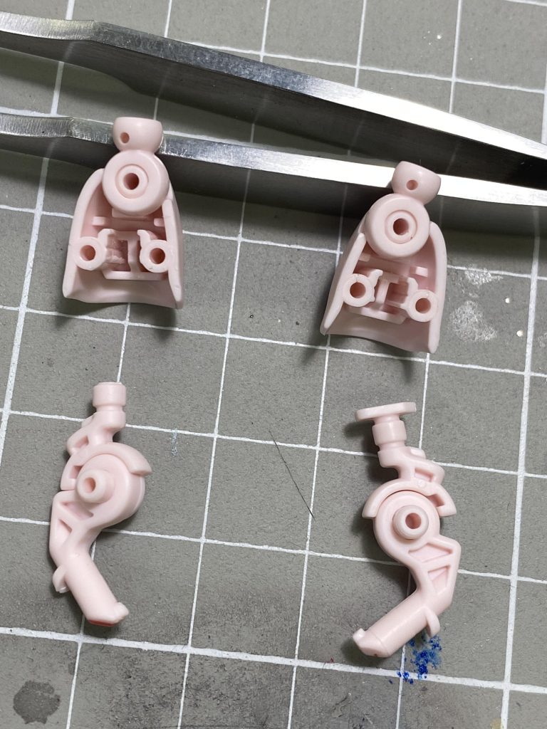 合わせ目消しのために後ハメ加工。頭のお団子も合わせ目消ししてます。