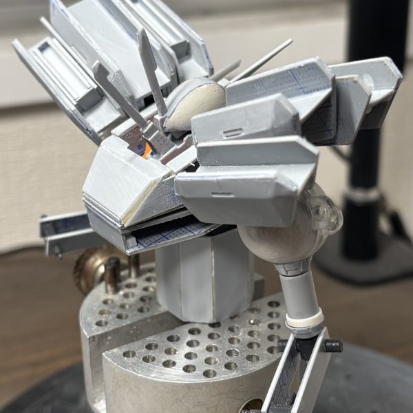 やっぱりジオンの兵器はこれくらい首が埋もれてるほうが好きなんですよ。リアリティを求めつつ、こういう反するディテールはどうなんってあるんでどこかしらにセンサー類は登場させましょう(zaku-kao4)（2枚目）