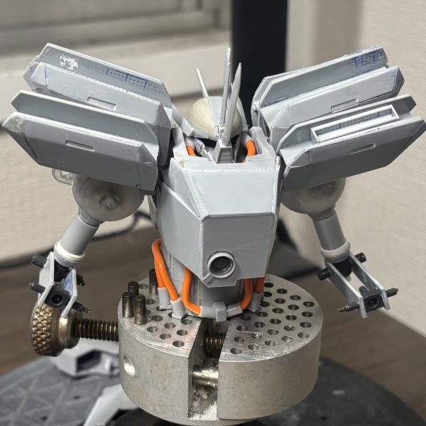 クリウス！バンエイト！私の地域では今時期こういう挨拶なんですよ。メリークリスマス？…ちょっとわからないですね。赤と青のMSのバディの話しかわかりません。とりあえずハンマ・ハンマは大まかに上半身がカタチできてきました。下半身の作り直しもしたいので、一旦作ったサイドスカートなど取り付けてバランス合わせしたいですね。（2枚目）