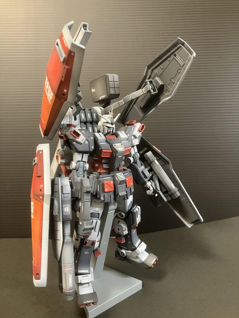 <塗装>今回、グラデーション塗装に初挑戦。シールドとスラスター以外は、黒サフ→ニュートラルグレーで下地グラデシールドとスラスターは黒サフ→ピンクサフで下地グラデという工程で行いました。機体の雰囲気もあって良い仕上がりになったと思います。