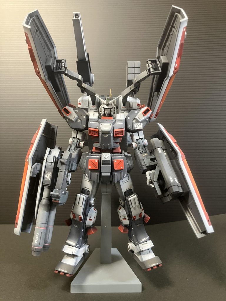 <改修箇所>頭部マスクの形状変更、ヘルメット部分形状変更、マスク部を少し奥に入るように取り付け位置を調整しました。ver.kaのデザインに寄せるように全体的に丸い頭部を目指しました。腕キットそのままだと腕が長すぎるので、肩の取り付け位置を1.5mm上方へ修正、前腕を1mm短縮。脇が甘いと思ったので前腕の取り付け位置を内側へ1.5mm程度ずらしました。おなかこちらも腕長すぎる問題を解消するために2mm程度延長しています。