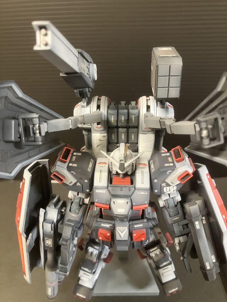 デカールは上方向からの角度での情報量を増やすように貼りました。機体そのものの情報量が多いところに、あえていつもよりデカール多めで仕上げてみました。