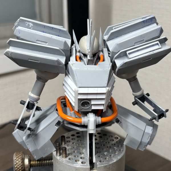 色々と悩んでましたがとりあえず下半身基部作り直して、サイドのブースターを付けて確認。胴回りの太いチューブは外に出すカタチにきてみたらバランス的には好みに。脚をある程度作って立たせたいなぁ。（2枚目）