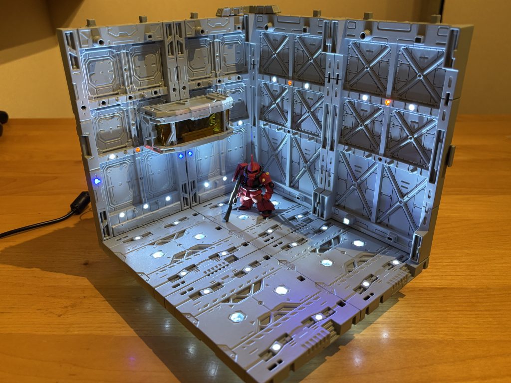 コンバージ撮影用なのに…ちょっと大きく作りすぎたかも…。まあ、あれやわ、この先コンバージのサイコガンダムmk-II（来年プレバンで出る！）とか撮る時も含めて、デカイ方がええって事にしとこ！