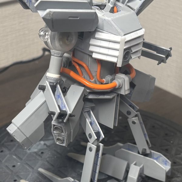 とりあえず巨大な足先を大まかにカタチ出し、爪先はまだない。太ももパーツも適当な骨組み作って立たせてみました。大掃除やら色々イベントがあって忙しいのでとりあえず今年はここまで。仕事始めまでに脚作りたいなぁ。紅白で皆様忙しそうですね。今年もコメントやいいねありがとうございました。皆様の作品や温かいリアクションでとても制作意欲が湧きました。今年は8機も作っていたことに驚きです。来年も独特な世界観ですが、よろしくお願いします！良いお年を！（2枚目）