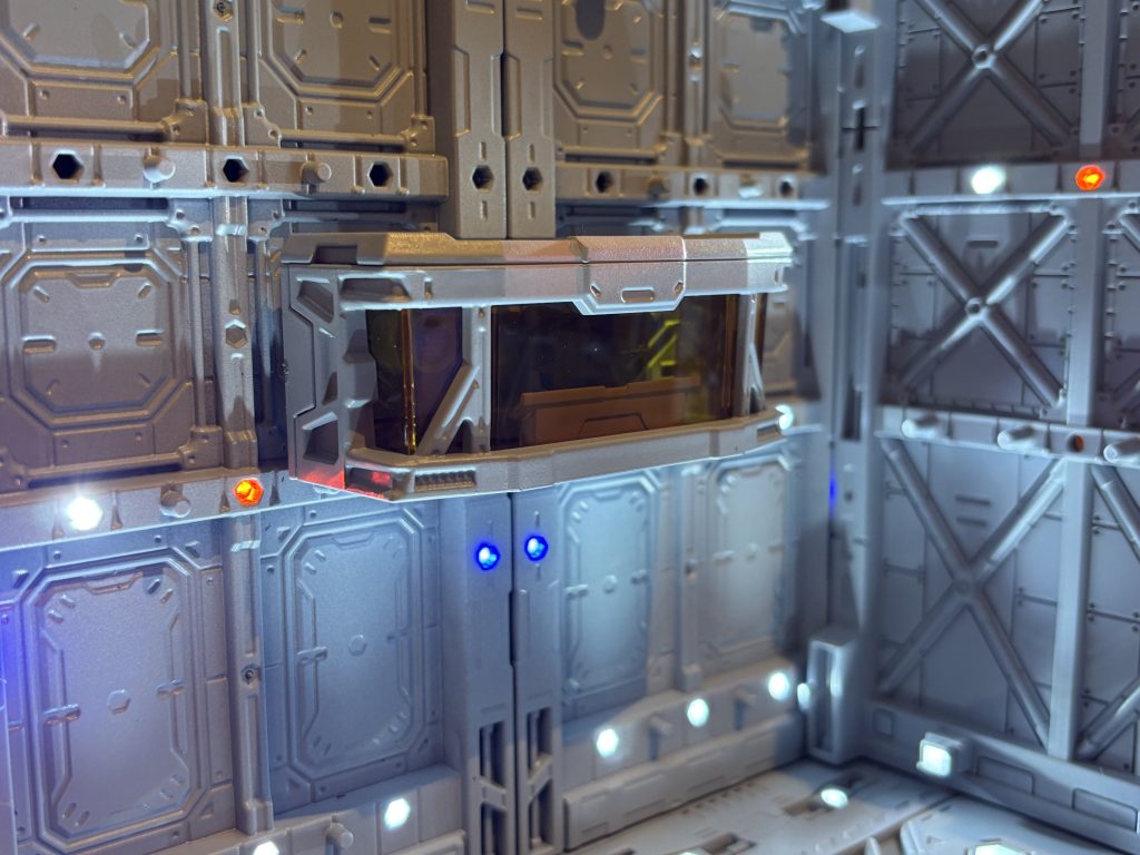 天下の山田化学様の「司令室」。塗装前はなんかイマイチな感じがそこはかとなく漂っているのですが、この子は「塗ると化けます」！お気に入りです。本来この高さには付けれないのですが、干渉する部分落として、アロンアルファ！