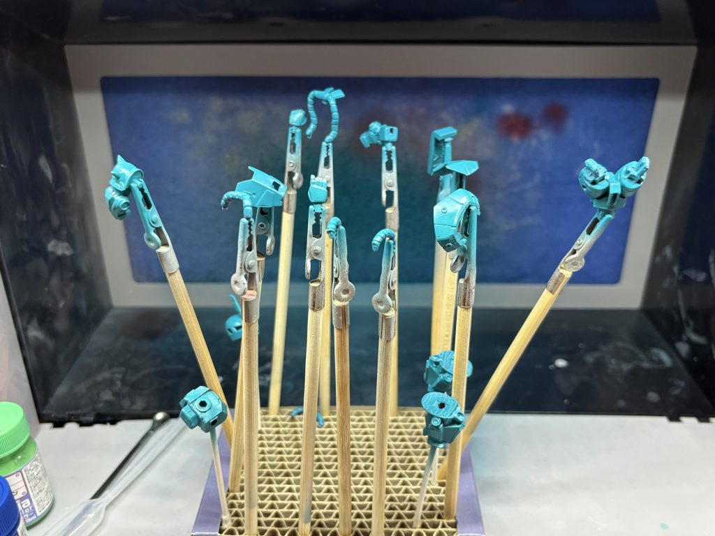 白サフドーンと吹いて、ガイアのエメグリとクレオスのインディブルーを３：１で混ぜ混ぜして吹くぜ！