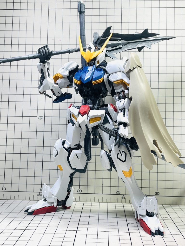 外装塗装前。マントは肩にプラ棒にて接続し固定。