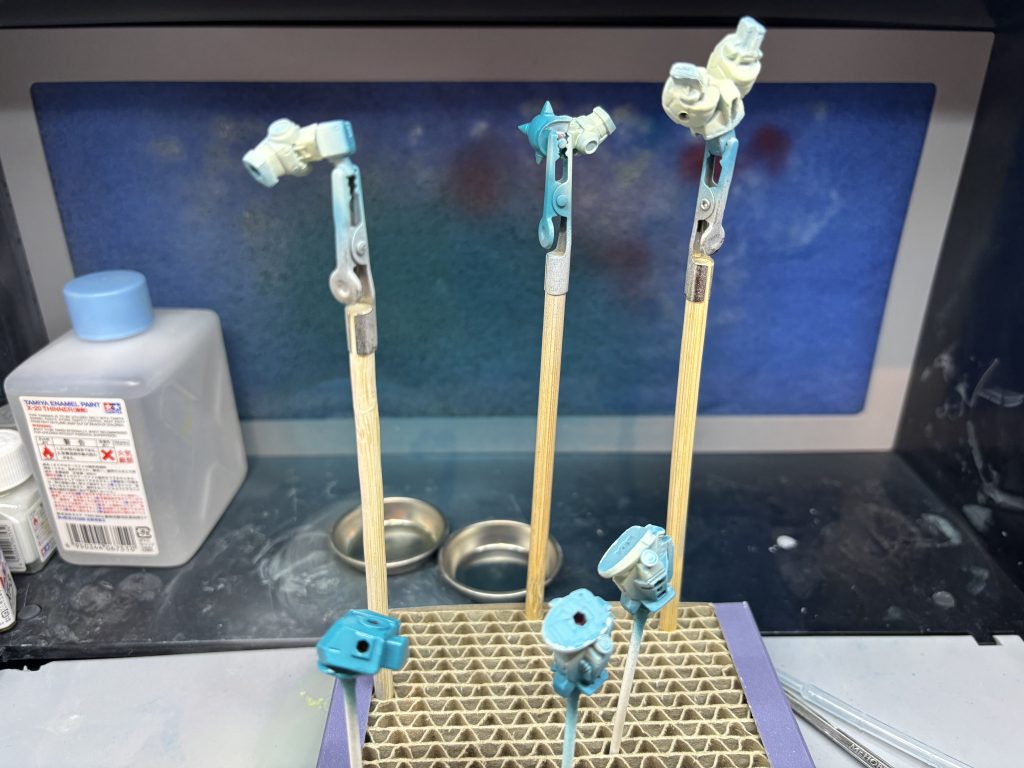 ツヤツヤクリア吹いて、今度はエナメル！白×黄×グレイを８：２：ホンマにちょっとで混ぜ混ぜして、吹くぜ！