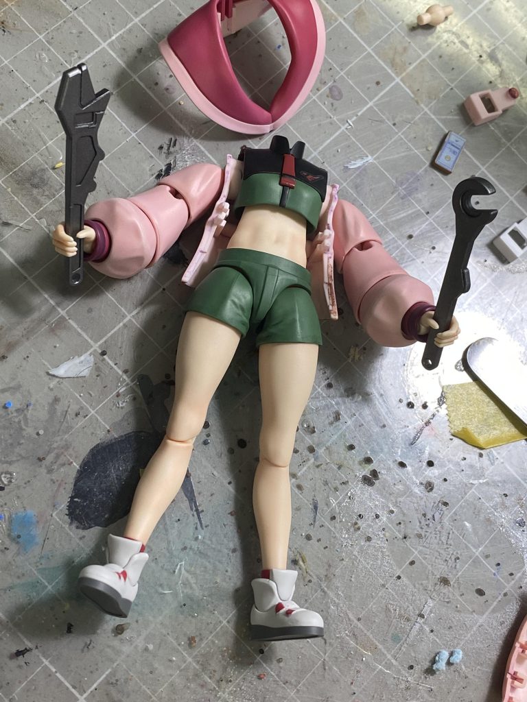 肌は成形色のまま、ラスキウスのペールレッドで影追加。見えなくなるけど、お腹も叡智。このキットを企画した方のこだわりには、応えるほかあるまい。