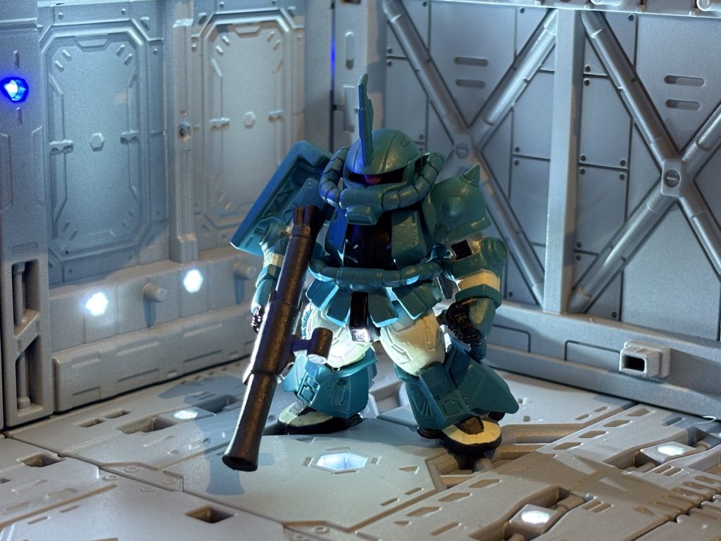 ちなみに、今回が撮影用ジオラマ適用1号作品なんやけど、ライトアップして撮影したら全く映えない…肉眼ではええカンジなんやけど、スマホカメラ越しに見たら、思いっきり「逆光状態」で、「被写体暗く見える現象」が発生します。要するに、光の量に負けてます…ちょっとライト盛りすぎたなこれ…減らそか…