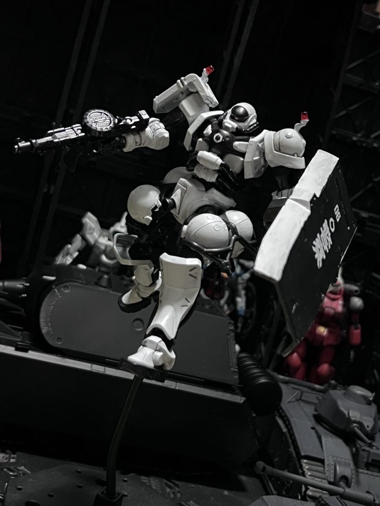 モノアイは武装してるからピンクで塗りました