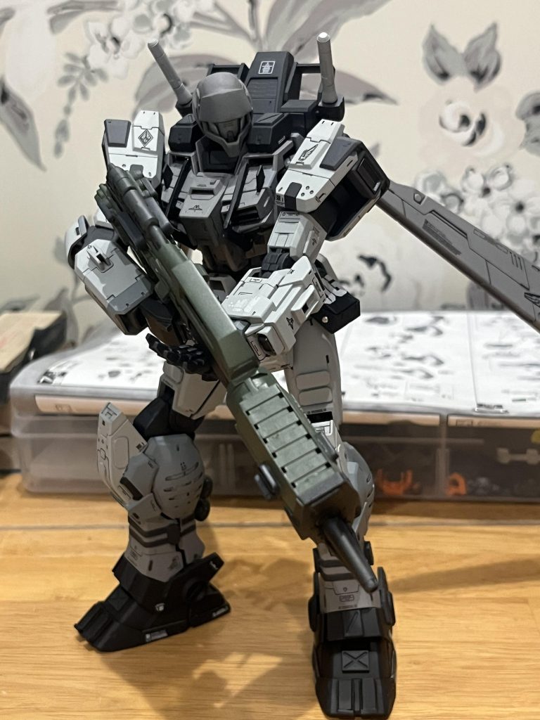 最近のガンプラのトレンドはマッチョスタイルなので腰回りを元のキットから2〜3mmほど太らせました