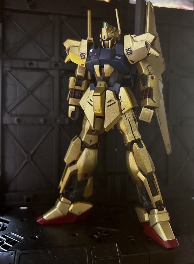 今回は素組み→モールドの掘り直し→ヤスリがけ→スプレー部分塗装→スミ入れ→デカール→半光沢トップコートで仕上げましたが、百式のキット自体が組みやすくサクサクできた気がしますスプレーはダイソーのゴールドを使用しました。レビューも何件か見て出来栄えに不安はありましたが、自分としては全然OKな範疇で完成したなあと思っています