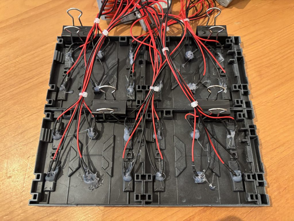 ほんなら、どないにして浮かせてるかと言うと…こうなってます!文房具のクリップです!これで空きます笑配線処理的にも浮かせた方が合理性高いです。