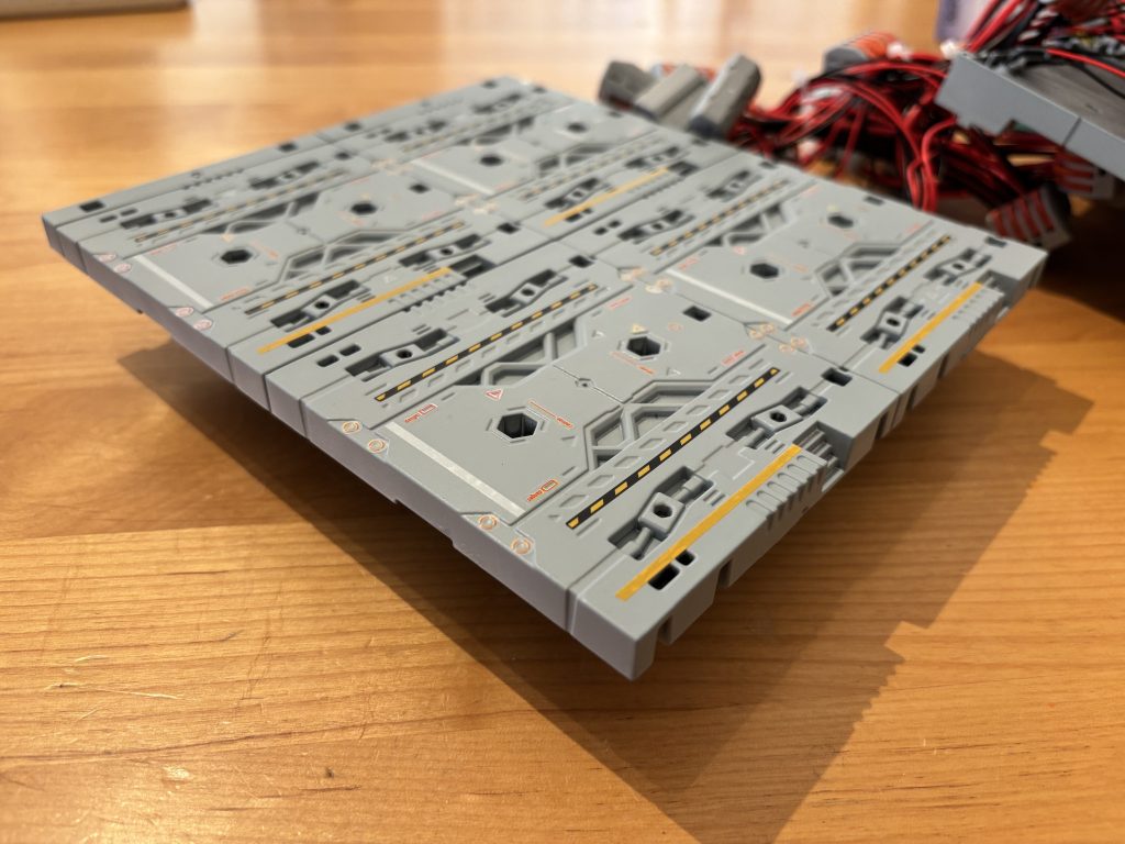 電気的な話はこんなもんにして、小技です。ジオラマはこんなふうに浮かせた方がいいです!下からのアングルで写真撮りたい時に、ジオラマが浮いてる方がスマホカメラならアングルつけやすいです!